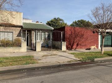 Casa · 150m² · 4 Ambientes · Casa en Venta Emplazada Sobre Amplio Lote - Lanús