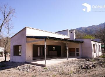 Casa · 210m² · 3 Dormitorios · 2 Cocheras · Venta Casa en Castellanos