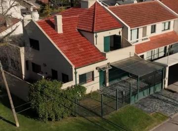 Casa · 167m² · 5 Ambientes · 1 Cochera · Chalet 5 Ambientes - Los Troncos
