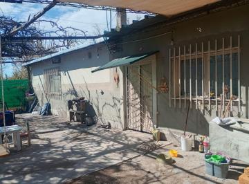 Casa · 220m² · 4 Ambientes · 1 Cochera · Greenwood Inmobiliaria Vende Casa con Grandisimo Terreno en Las Heras!