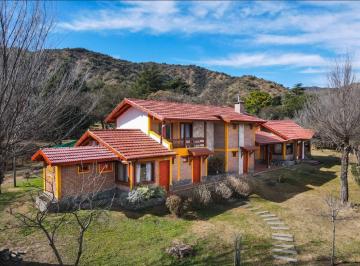 Casa · 450m² · 7 Cocheras · Complejo de Cabañas