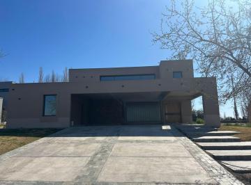 Casa · 1200m² · 7 Ambientes · 2 Cocheras · Casa La Vacherie