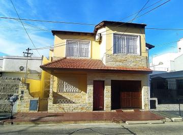 Casa · 220m² · 4 Ambientes · 1 Cochera · Hermosa Casa Apta 2 Familias, Garage, Patio, Terraza, Lavadero, Parrilla en Venta en Piñeyro, Avella