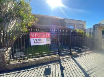 Casa · 220m² · 4 Dormitorios · 1 Cochera · Chalet en Banfield Este en Venta - Banfield Este Talcahuano 666