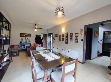 Casa · 190m² · 6 Ambientes · 3 Cocheras · Venta | Permuta - Casa de 4 Dorm. con Quincho y Piscina - Zona 5 Funes Norte, Funes.