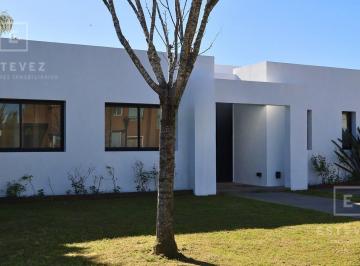 Casa · 170m² · 5 Ambientes · 2 Cocheras · Casa en Venta a La Laguna, Barrio Cerrado, Escobar, Gba Norte