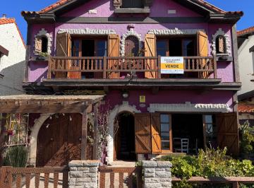 Casa de 6 ambientes, Miramar · Chalet de Estilo Frente Al Mar - Miramar