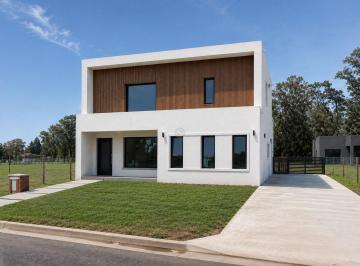 Casa · 143m² · 5 Ambientes · Casa en Venta en Santa Sofía, Pilar del Este, Pilar