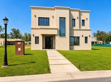 Casa · 147m² · 5 Ambientes · 2 Cocheras · Casa en Venta en Santa Sofía, Pilar del Este, Pilar