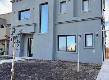 Casa · 147m² · 5 Ambientes · 2 Cocheras · Casa en Venta en Santa Elena, Pilar del Este, Pilar