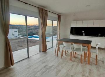 Casa · 79m² · 3 Ambientes · 1 Cochera · Casa en Venta 2 Dorm. con Pileta Excelente Ubicación