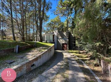 Casa · 250m² · 5 Ambientes · 1 Cochera · Casa en Alquiler en Carilo