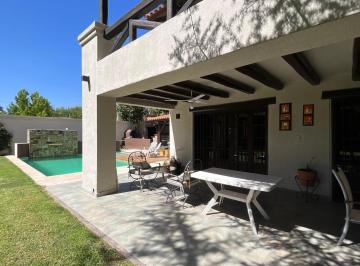 Casa · 409m² · 8 Ambientes · 2 Cocheras · Casa en Venta. Callejon Cerrado Sobre Pueyrredon. Chacras de Coria.