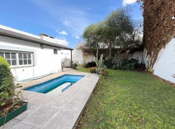 Casa · 130m² · 3 Ambientes · 1 Cochera · Venta Casa 5 Amb/ Quincho Pileta Parque Lomas de Zamora!