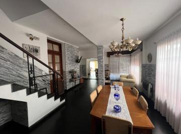 Casa · 292m² · 8 Ambientes · 1 Cochera · Casa en Concordia