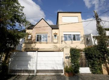 Casa · 164m² · 3 Dormitorios · 2 Cocheras · Casa en Venta en Gonnet de 3 Dorm. Entre Caminos