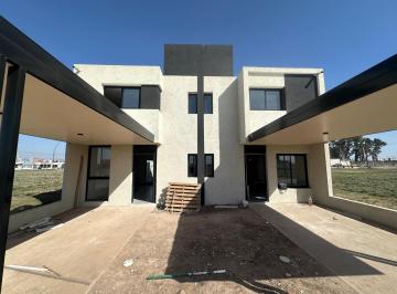 Casa · 90m² · 4 Ambientes · 1 Cochera · Casa en Cuestas de Manantiales
