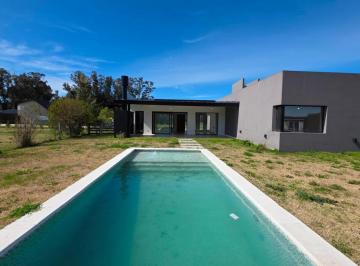 Casa · 140m² · 5 Ambientes · En Venta: Casa de 5 Ambientes a Estrenar con Parque y Pileta. Harás del Mar.