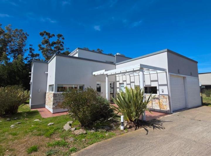 Casa · 210m² · 4 Ambientes · 2 Cocheras