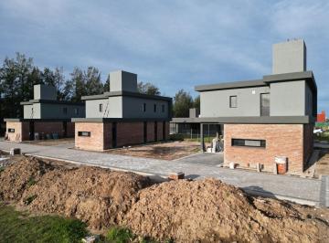 Casa · 152m² · 5 Ambientes · 1 Cochera · Casa en Venta 2 Dorm. Quincho Cochera Roldan Tierra de Sueños 3