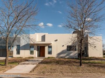 Casa · 300m² · 4 Dormitorios · 2 Cocheras · Excelente Casa a La Venta en Everlink Golf y Country Club, Lujan