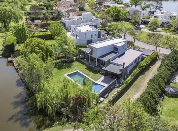 Casa · 272m² · 6 Ambientes · 1 Cochera · Casa a un Espejo de Agua en El Encuentro