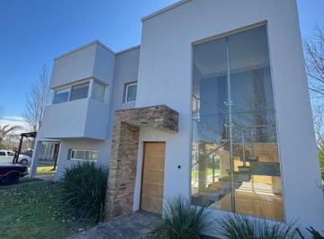 Casa · 216m² · 3 Dormitorios · 2 Cocheras · Oportunidad! Fincas de Iraola 2