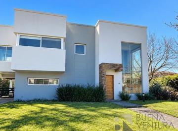 Casa · 216m² · 3 Dormitorios · 2 Cocheras · Oportunidad! Fincas de Iraola 2