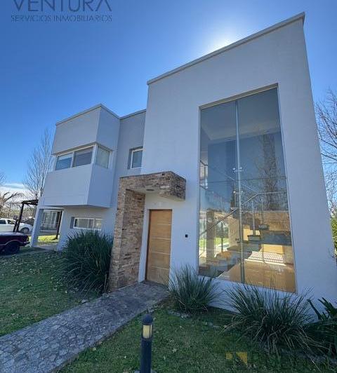 Casa · 216m² · 3 Dormitorios · 2 Cocheras