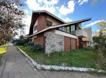 Casa de 5 ambientes, Almirante Brown · Excelente Casa a La Venta Sobre Av Espora 830 Esquina Pasaje La Delicia.