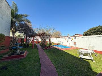Casa · 180m² · 3 Ambientes · 2 Cocheras · Venta Casa 3 Ambientes con Cochera Doble y Parque con Quincho en Morón.