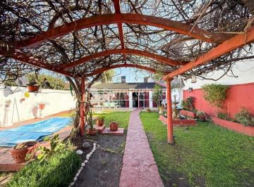 Casa · 180m² · 3 Ambientes · 2 Cocheras · Venta Casa 3 Ambientes con Cochera Doble y Parque con Quincho en Morón.