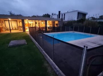 Casa · 210m² · 4 Ambientes · 3 Cocheras · Casa 3/4 Amb. en Excelente Sector de Arenas del Sur