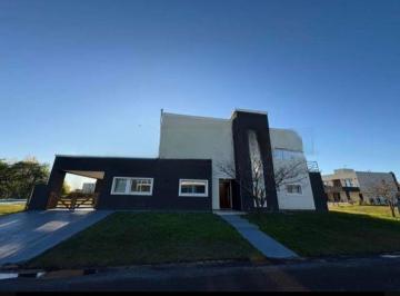 Casa · 242m² · 5 Ambientes · 2 Cocheras · Casa Venta en Barrio Cruz del Sur