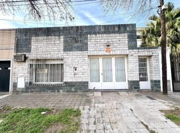 Casa · 130m² · 6 Ambientes · 2 Cocheras · Casa 3 Dorm. con Cochera y Patio en Jorge Cura