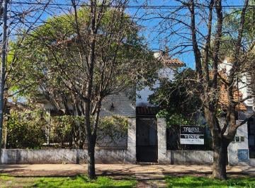 Departamento de 4 ambientes, Almirante Brown · Casa Dos Flias en Adrogué. 2 Deptos Independientes de 3 Amb C/u. a Refaccionar.