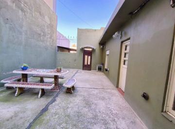 Casa de 4 ambientes, Lanús · Venta. Espectacular Casa de 4 Amb con Cochera, Jardin, Parrilla. Apto Credito!