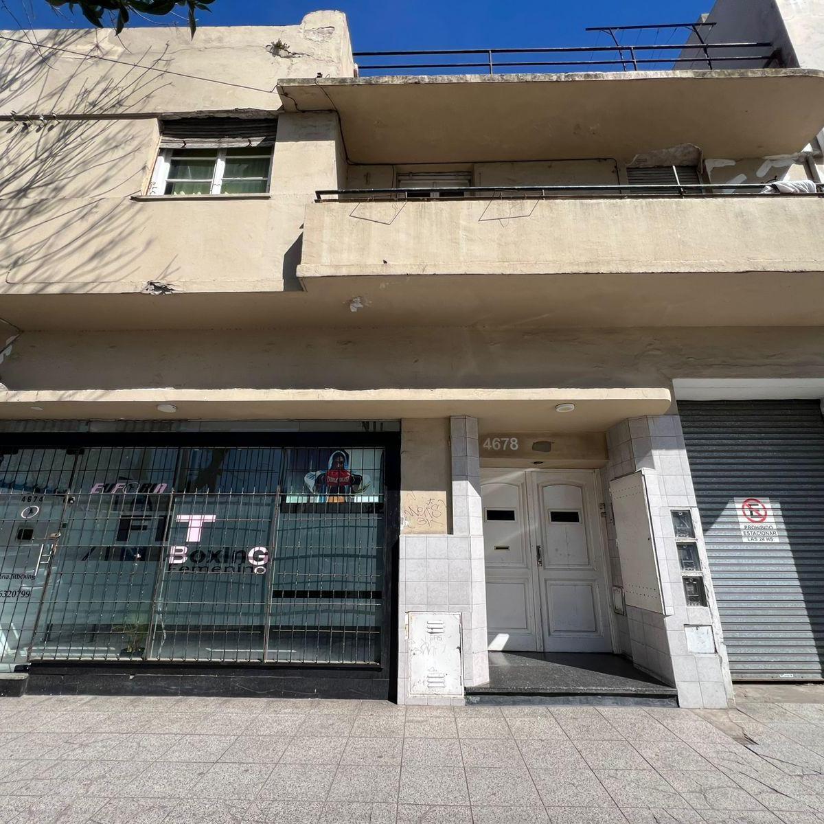 Ph de 3 ambientes ubicado en el primer piso por escalera en la zona de Estación Ferrocarril