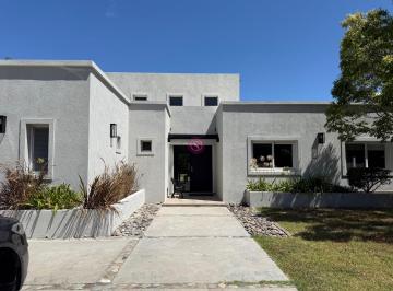 Casa · 179m² · 4 Ambientes · Casa Chalet en Venta en Saint Matthew´s, Pilar, G. B. a. Zona Norte