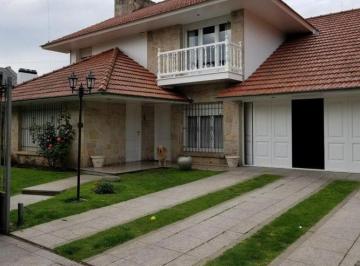 Casa · 250m² · 5 Ambientes · 2 Cocheras · Chalet 5 Ambientes con Quincho en Pinos de Anchorena