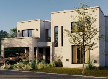 Casa · 220m² · 5 Ambientes · 2 Cocheras · Venta de Casa 4 Ambientes con Jardín y Pileta en Village Joven Bella Vista