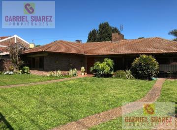 Casa · 130m² · 6 Ambientes · 4 Cocheras · Chalet en Esquina, con Pileta y Quincho. Mucho Parque.