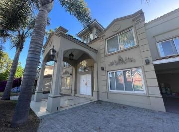 Casa · 350m² · 8 Ambientes · 2 Cocheras · Impresionante Casa en Venta en Barrio Privado St Thomas Sur