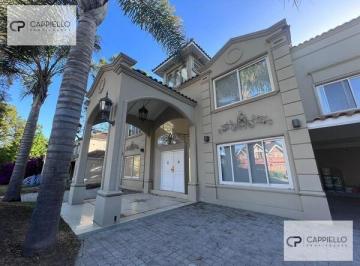 Casa · 350m² · 8 Ambientes · 2 Cocheras · Impresionante Casa en Venta en Barrio Privado St Thomas Sur