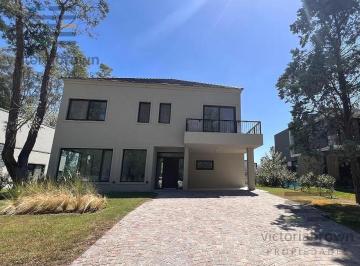 Casa · 700m² · 5 Ambientes · 1 Cochera · Casa en Venta en St Thomas Oeste