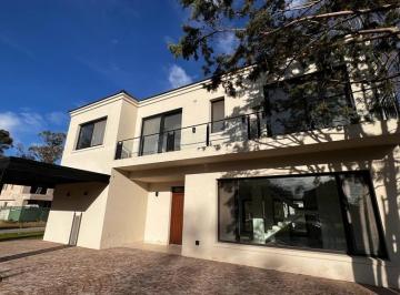 Casa · 300m² · 4 Dormitorios · Impresionante Casa en Venta en St Thomas Oeste