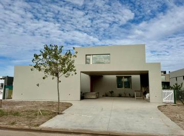 Casa · 285m² · 5 Ambientes · 2 Cocheras · Casa a La Venta de 4 Dorm. a Estrenar en Vida Barrio Cerrado