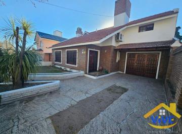 Casa de 8 ambientes, La Falda · Casa en Venta C/ Cochera en La Falda