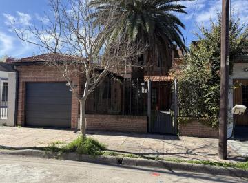 Casa · 215m² · 6 Ambientes · 1 Cochera · Casa en Lanús Este