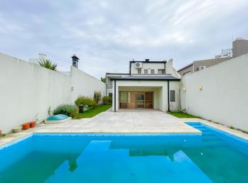Casa · 300m² · 7 Ambientes · 2 Cocheras · Casa de Categoría en La Plata